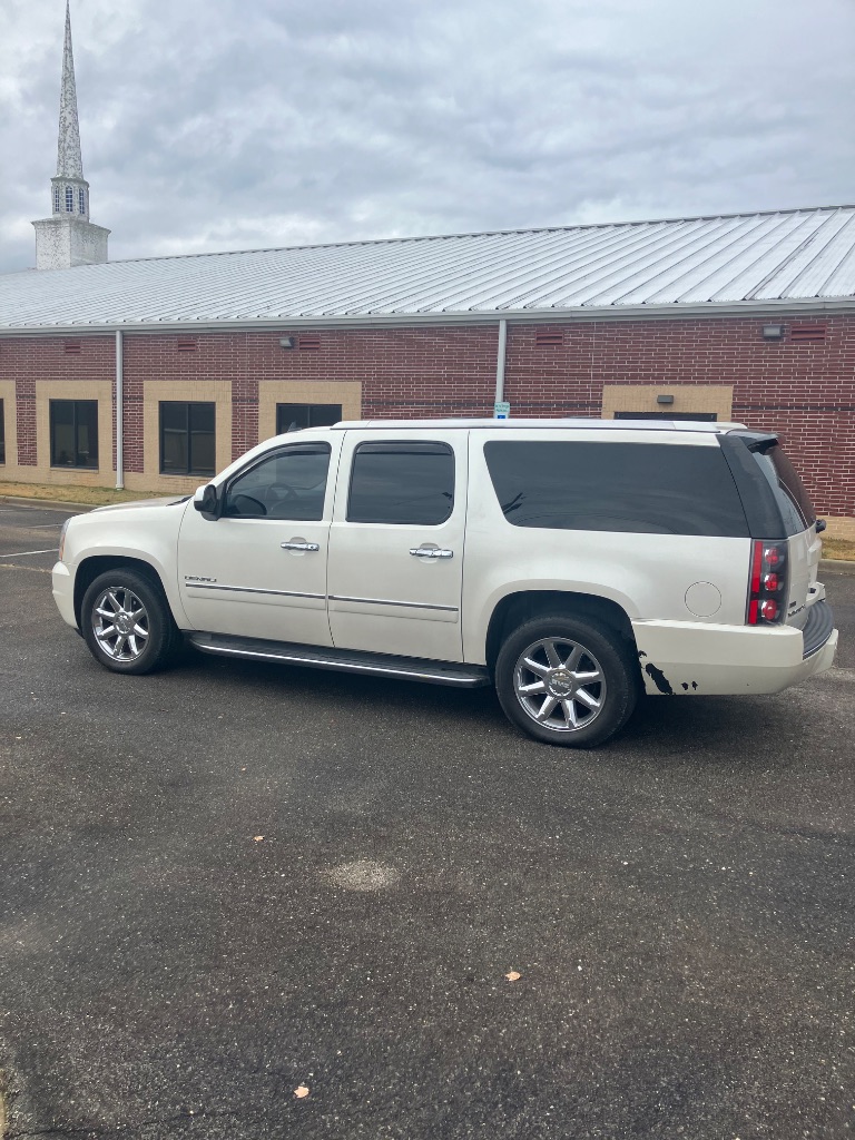 2011 GMC Yukon XL Denali's photo