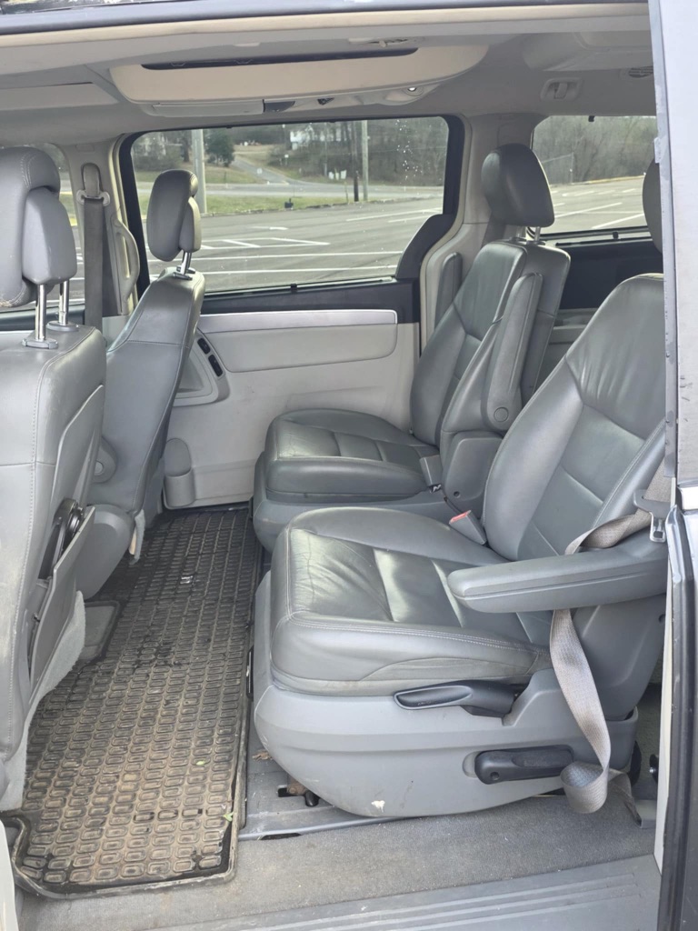 2012 Volkswagen Routan SEL - Photo 6