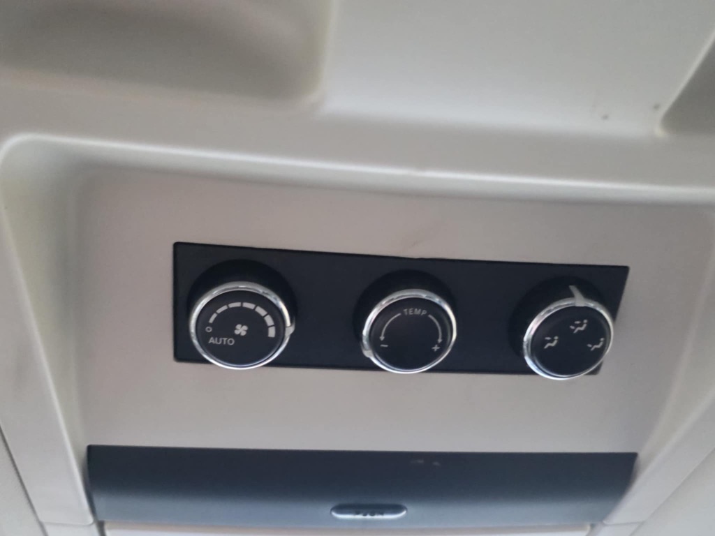 2012 Volkswagen Routan SEL - Photo 9