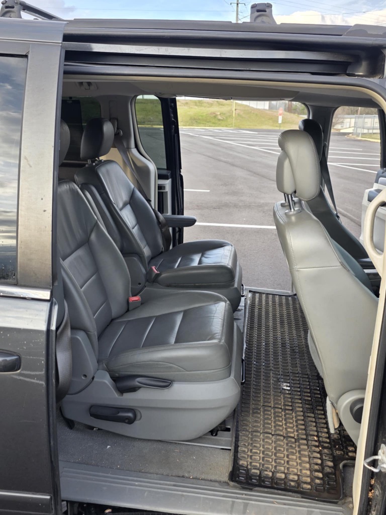 2012 Volkswagen Routan SEL - Photo 7
