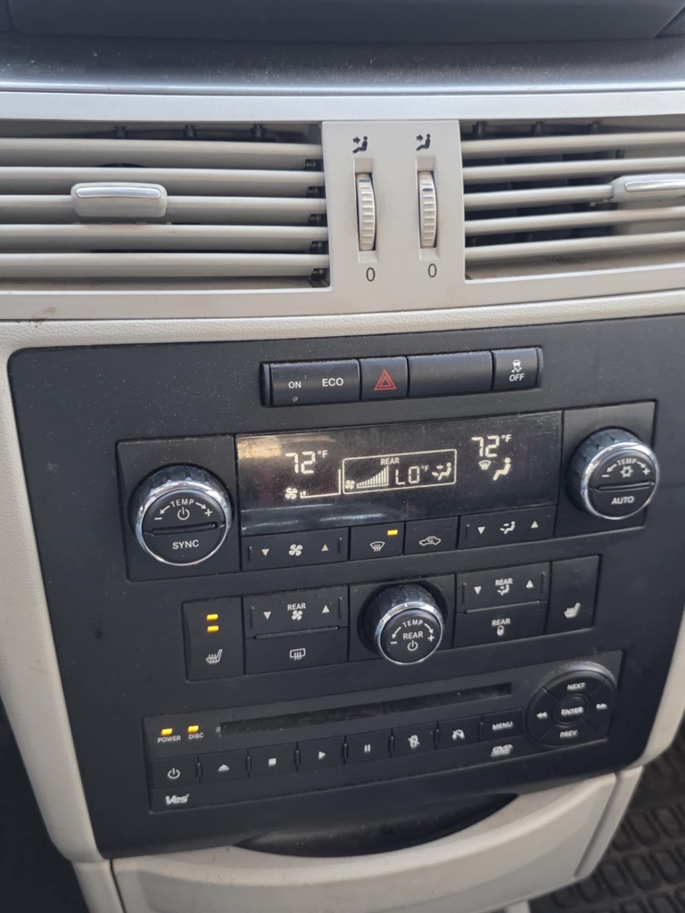 2012 Volkswagen Routan SEL - Photo 13