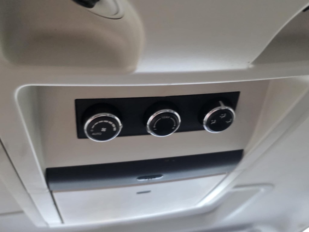 2012 Volkswagen Routan SEL - Photo 11